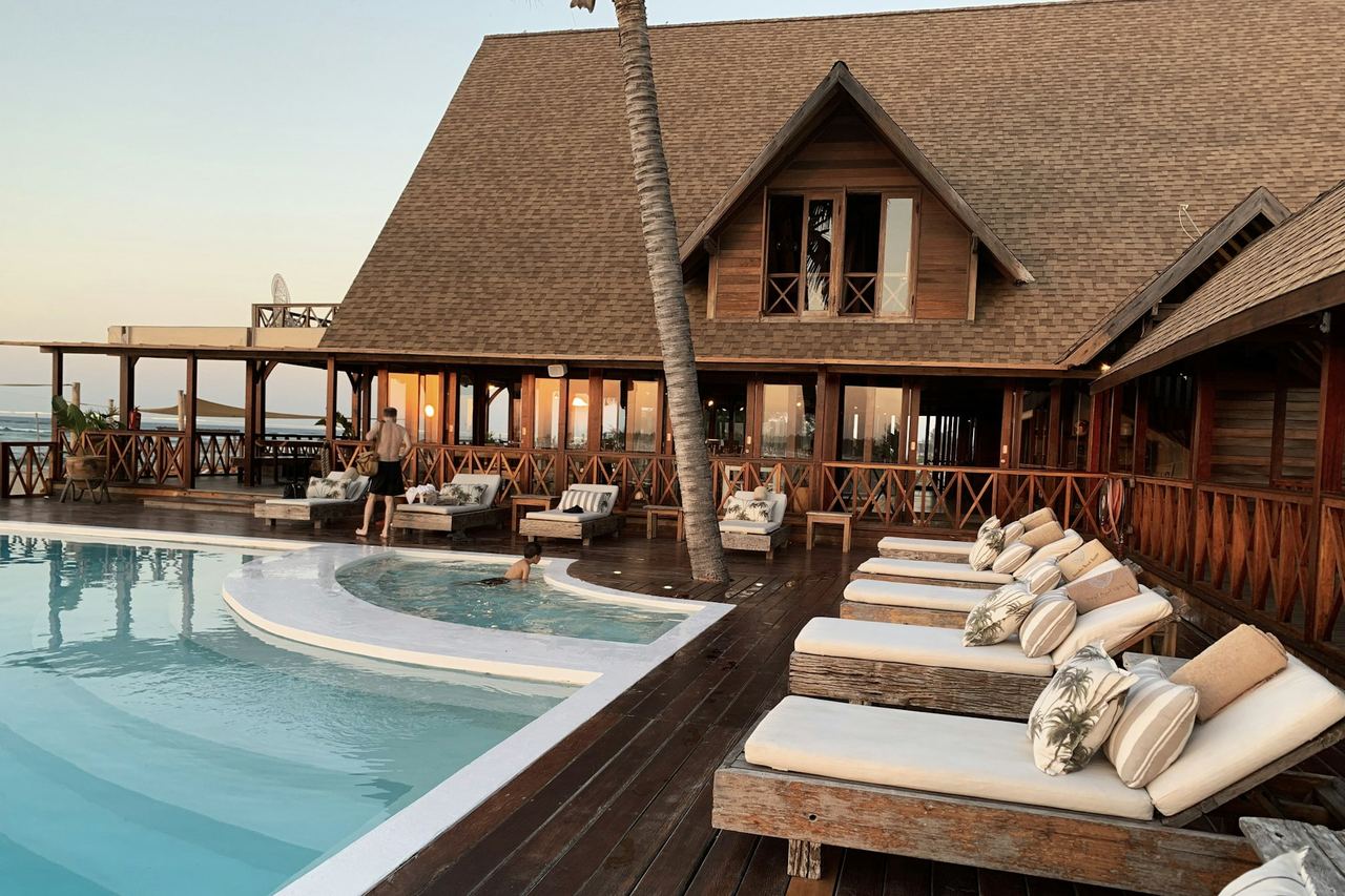 Relax in piscina al tramonto